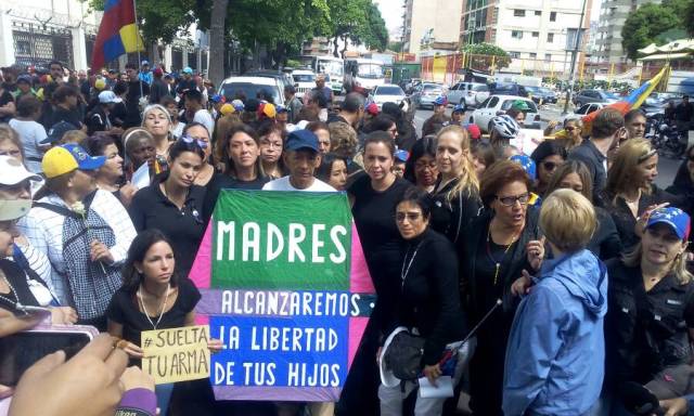 El mensaje de esperanza del señor del papagayo para las madres venezolanas. Foto: Régulo Gómez / LaPatilla