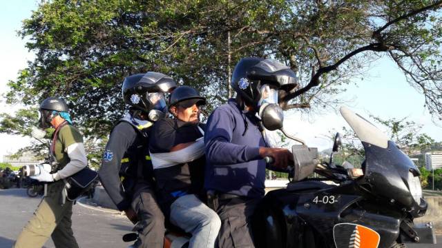 Un herido por bombazo en la Fajardo. Foto: Eduardo Ríos / LaPatilla.com