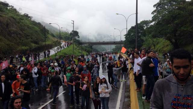 Estudiantes universitarios en la autopista Gran Mariscal de Ayacucho / Foto @Harley_Monse