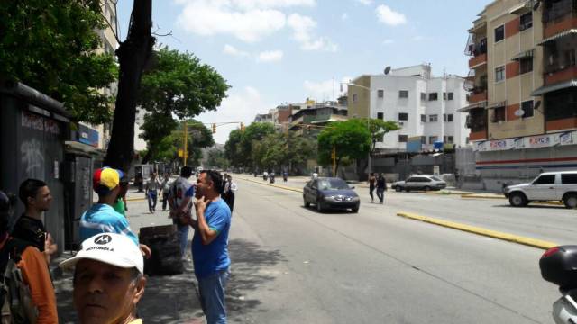 Manifestantes en la avenida Victoria luego de ser reprimidos por la PNB / Foto: Eduardo Ríos - La Patilla