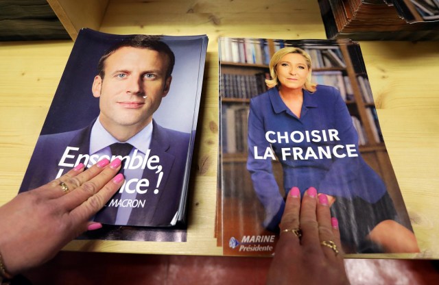 Funcionarios preparan documentos electorales para las elecciones presidenciales francesas en Niza, Francia. 3 de mayo 2017. Los votantes franceses pueden esperar un combate verbal "mano a mano" cuando el candidato de centro Emmanuel Macron y la ultraderechista Marine Le Pen se enfrenten el miércoles en un debate televisivo, su último encuentro antes de la segunda vuelta del domingo en la que se elegirá al próximo presidente. REUTERS/Eric Gaillard