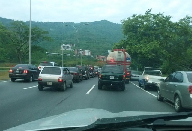 Larga cola en la autopista Guarenas-Caracas este #6May / Foto @IbettheP 