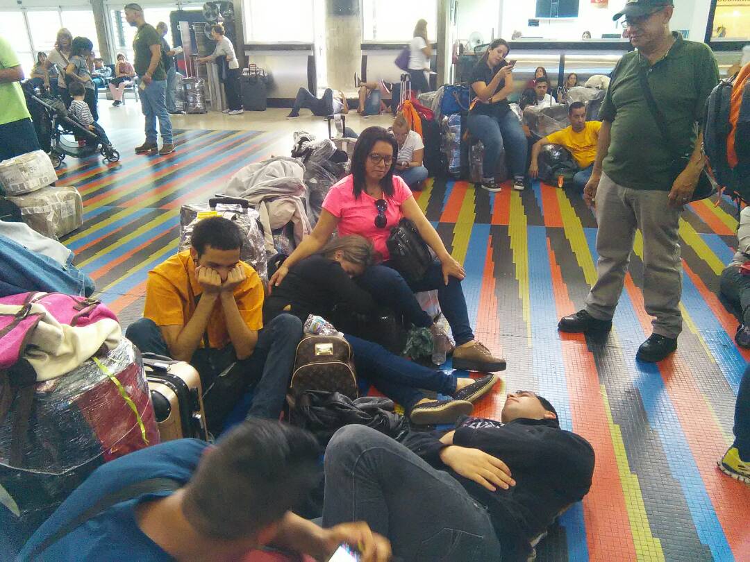 Más de 96 horas llevan pasajeros de Conviasa varados en Maiquetía (Fotos y Video)