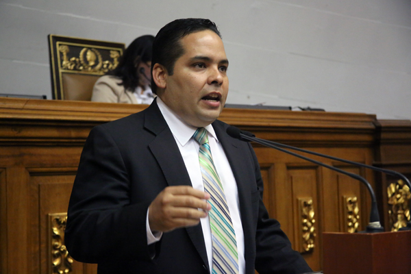 Diputado Vergara: Reforma propuesta por fracciones de la AN, “abre la puerta para reconocimiento de Maduro”