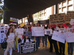 Venezolanos protestan frente a sede de la ONU en Sudáfrica (fotos)