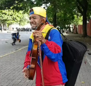 Si la ballena no lo detuvo, esto tampoco: La GNB destrozó instrumento al violinista venezolano (VIDEO)