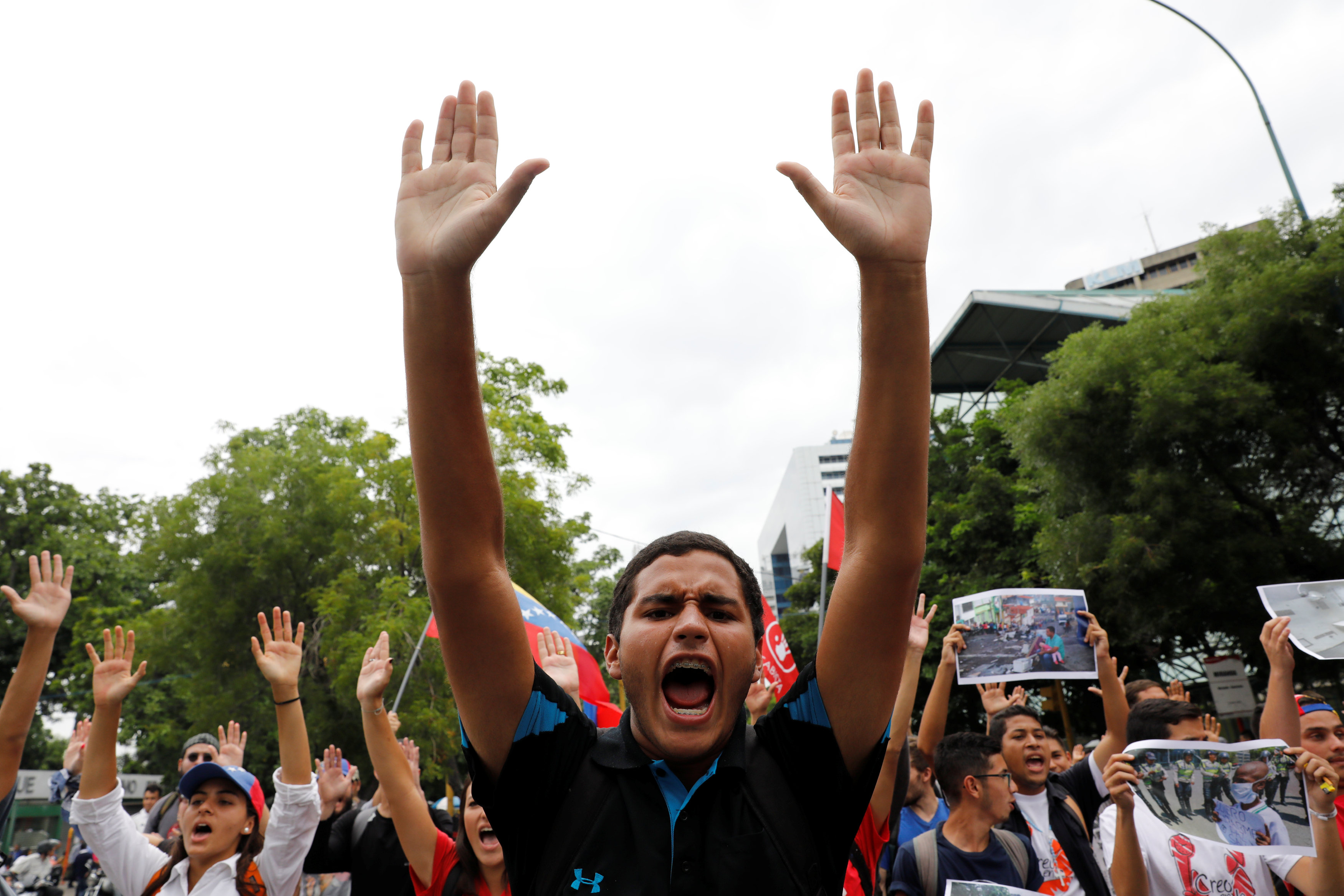 Estudiantes se trasladan hacia la Plaza Francia en Altamira