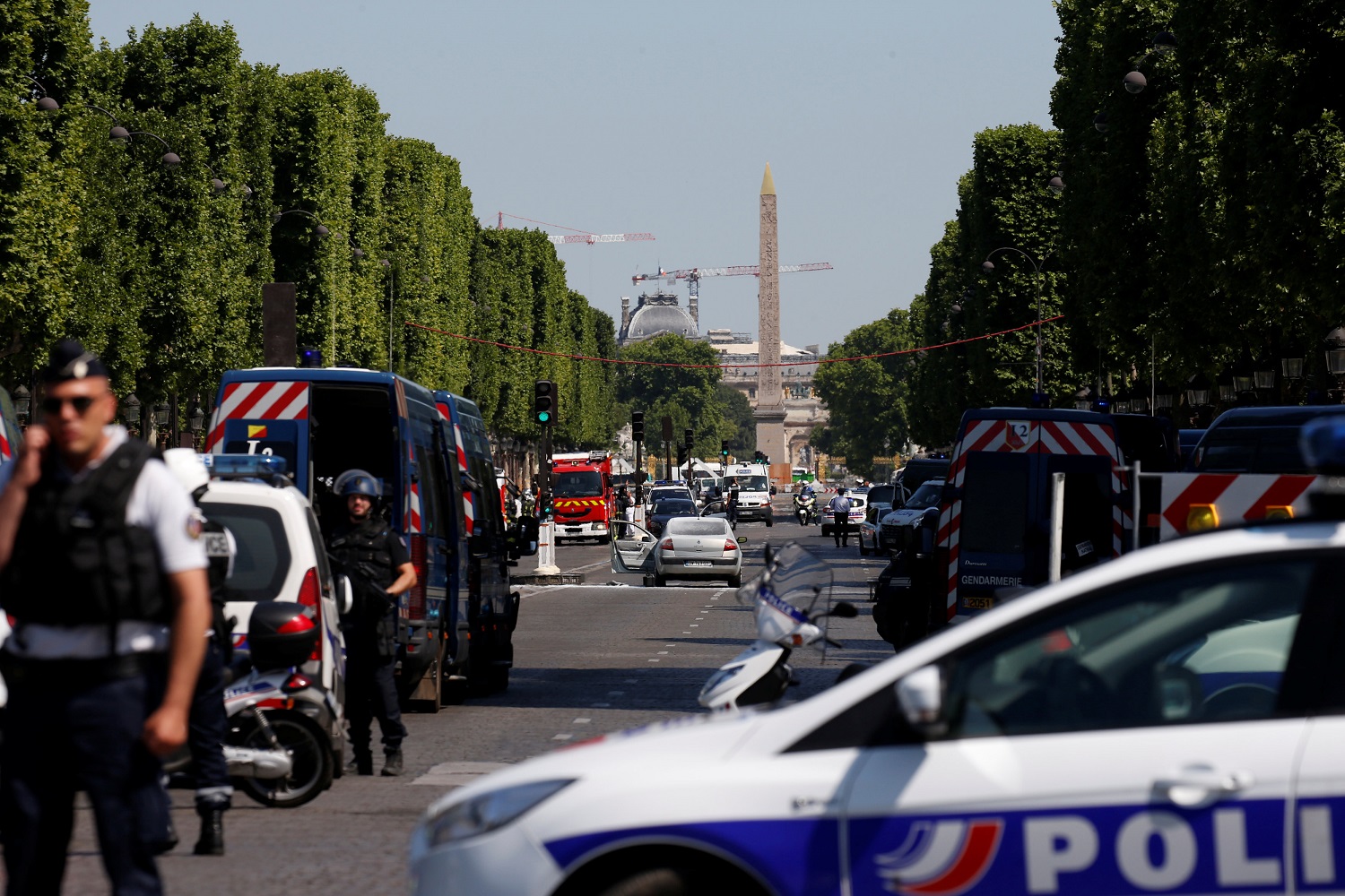 Vehículo impacta contra un furgón policial en los Campos Elíseos en París
