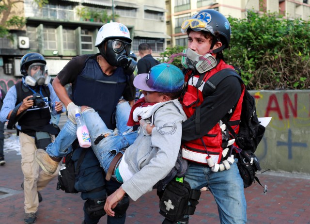 Herido tras la represión /REUTERS/Marco Bello