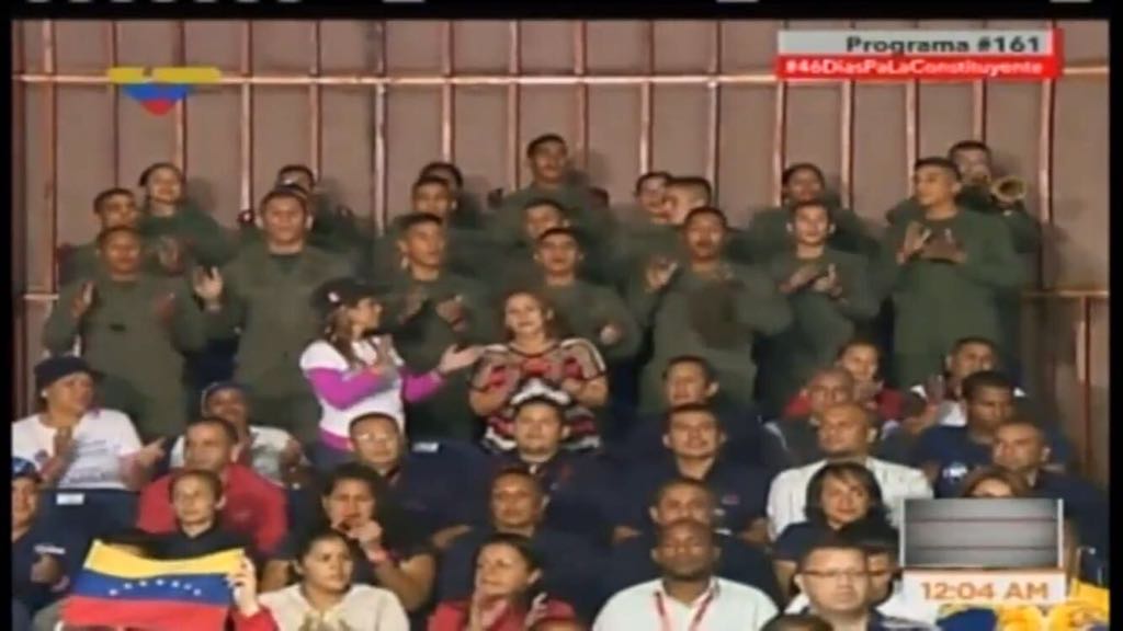 Mostraron una bandera “de la Cuarta” en el programa de Diosdado (FOTO)