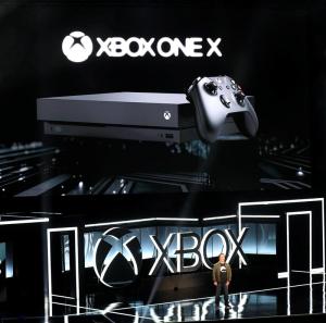 Microsoft presume de potencia y “experiencia prémium” con la nueva Xbox One X