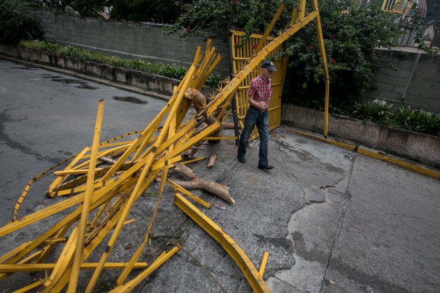 CAR01. CARACAS (VENEZUELA), 14/06/2017.- Vista de la entrada destruida, de las residencias Los Verdes hoy, miércoles 14 de junio de 2017, en Caracas (Venezuela). El oeste de Caracas fue sacudido anoche por la policía militarizada en un operativo que terminó, según el Gobierno venezolano, con la detención de 23 "terroristas" mientras que opositores aseguran hoy que se trató de una acción "terrible" en la que funcionarios causaron destrozos materiales y dispararon a mascotas. EFE/Miguel Gutiérrez