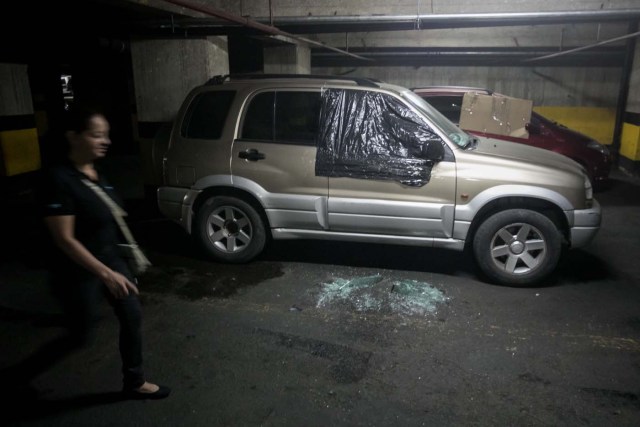 CAR01. CARACAS (VENEZUELA), 14/06/2017.- Vista de un vehículo que sufrió daños mientras se encontraba parqueado en las residencias Los Verdes ubicadas en el oeste de Caracas (Venezuela) hoy, miércoles 14 de junio de 2017. El oeste de Caracas fue sacudido anoche por la policía militarizada en un operativo que terminó, según el Gobierno venezolano, con la detención de 23 "terroristas" mientras que opositores aseguran hoy que se trató de una acción "terrible" en la que funcionarios causaron destrozos materiales y dispararon a mascotas. EFE/Miguel Gutiérrez