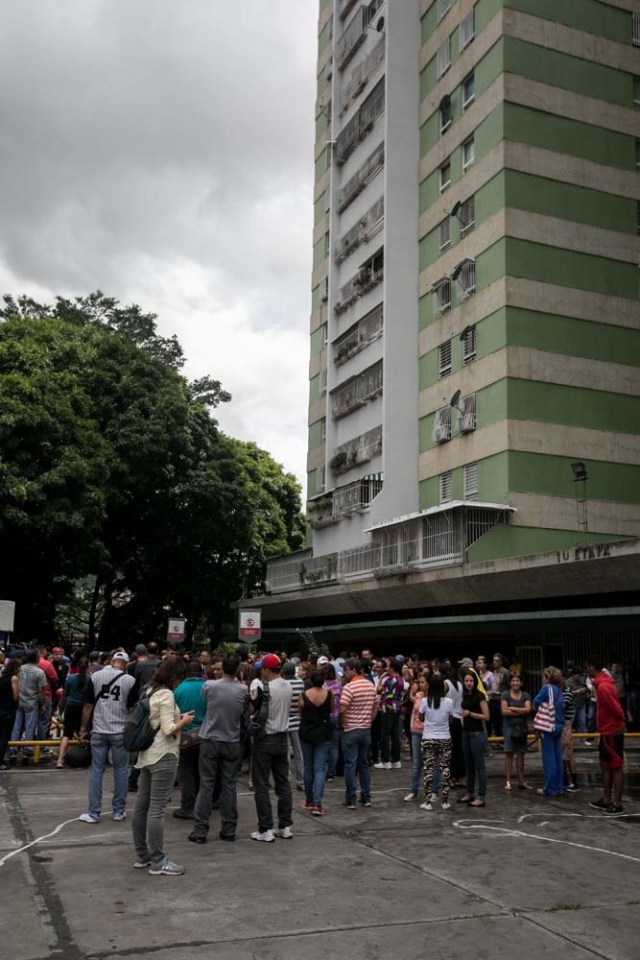 CAR01. CARACAS (VENEZUELA), 14/06/2017.- Habitantes de las residencias Los Verdes ubicadas en el oeste de Caracas (Venezuela) se concentran hoy, miércoles 14 de junio de 2017. El oeste de Caracas fue sacudido anoche por la policía militarizada en un operativo que terminó, según el Gobierno venezolano, con la detención de 23 "terroristas" mientras que opositores aseguran hoy que se trató de una acción "terrible" en la que funcionarios causaron destrozos materiales y dispararon a mascotas. EFE/Miguel Gutiérrez