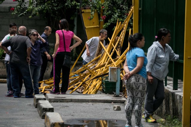 CAR01. CARACAS (VENEZUELA), 14/06/2017.- Habitantes de las residencias Los Verdes ubicadas en el oeste de Caracas (Venezuela) se concentran hoy, miércoles 14 de junio de 2017. El oeste de Caracas fue sacudido anoche por la policía militarizada en un operativo que terminó, según el Gobierno venezolano, con la detención de 23 "terroristas" mientras que opositores aseguran hoy que se trató de una acción "terrible" en la que funcionarios causaron destrozos materiales y dispararon a mascotas. EFE/Miguel Gutiérrez