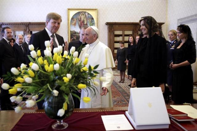 El papa Francisco intercambia regalos con los reyes Guillermo Alejandro y Máxima de Holanda durante una audiencia privada en el Vaticano, hoy, 22 de junio de 2017. EFE/Alessandra Tarantino, pool
