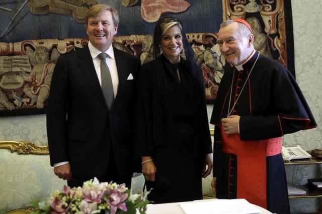 El papa Francisco intercambia regalos con los reyes Guillermo Alejandro y Máxima de Holanda durante una audiencia privada en el Vaticano, hoy, 22 de junio de 2017. EFE/Alessandra Tarantino, pool