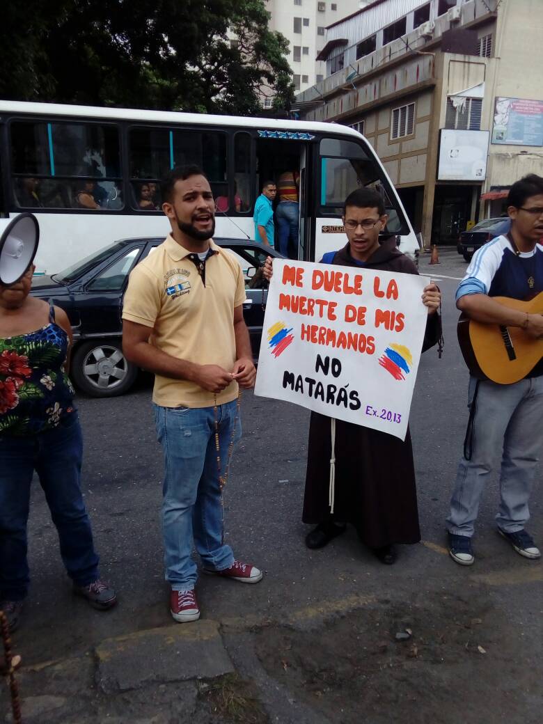 Seminaristas y religiosas oran y protestan frente a comando de la GNB en El Paraíso (Fotos y Video)