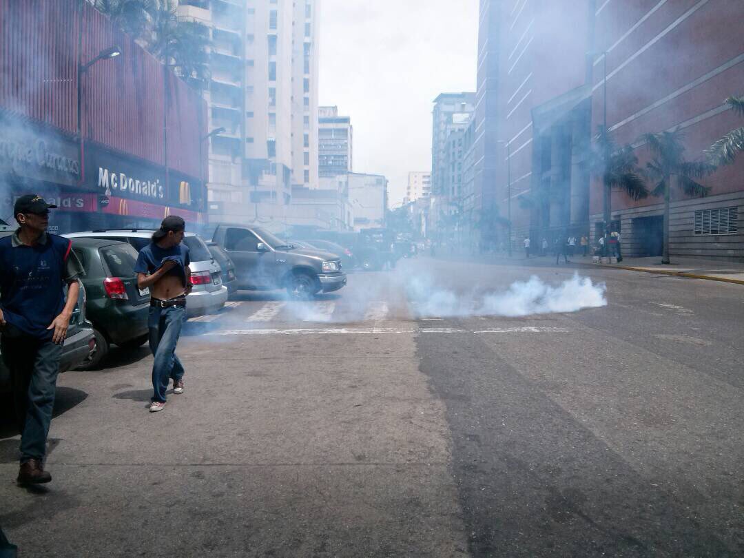 Vecinos de La Candelaria denuncian que PNB reprime el plantón #5Jun (Fotos)