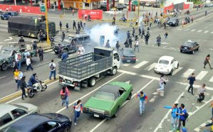 Detienen a varios jóvenes mientras esperaban audiencia de Lenin Ojeda en Mérida