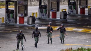 Padrino López niega uso de armas de fuego contra manifestantes ¿Y esto cómo se llama? (FOTO)