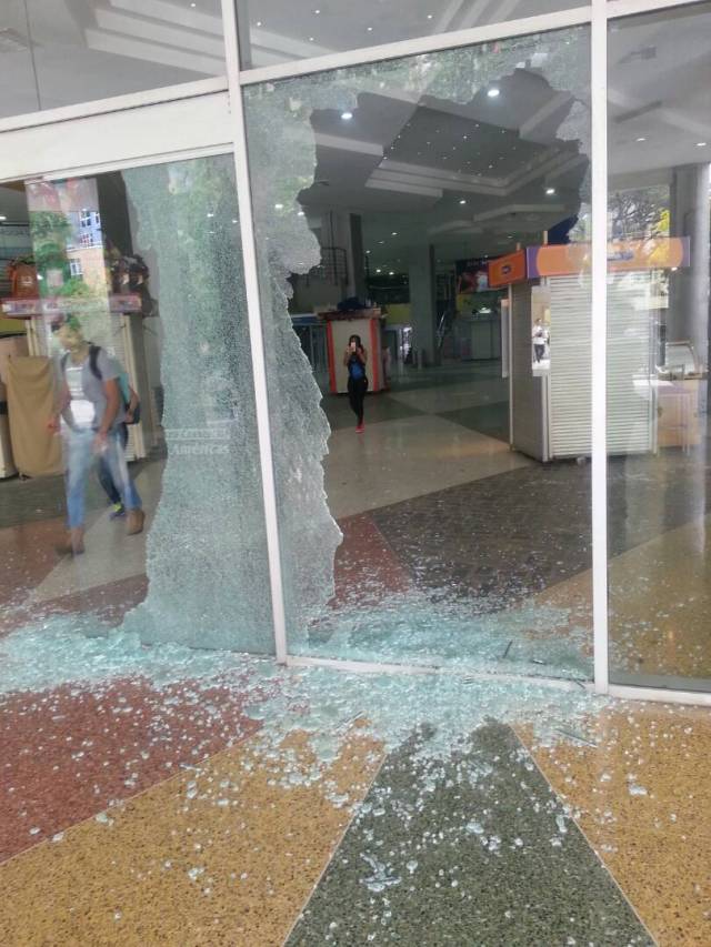 Los destrozos que causó la GNB y Poliaragua en el centro comercial Las Américas. Foto: @KenjiMillan