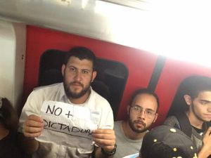 Smolansky realizó volanteo en el Metro contra constituyente de Maduro