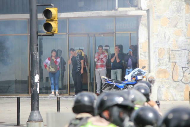 Estragos tras la brutal represión en Altamira este #14Jun/Foto: Régulo Gómez 