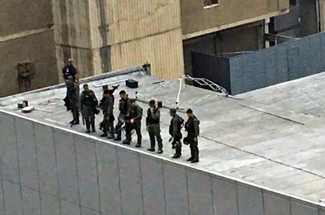 Foto: Hasta en el techo de VTV hay militares para recibir marcha de estudiantes / Dereck Blanco