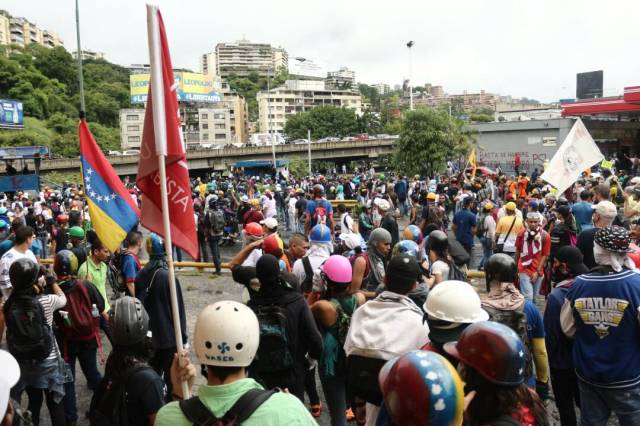 Manifestantes concentrados en la Plaza Francia de Altamira / Fotos: Will Jiménez - La Patilla