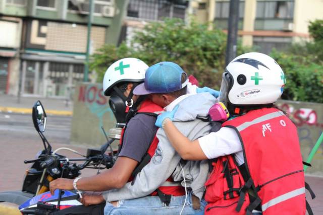 Personas afectadas tras la represión de la GNB en la Plaza Francia en Altamira, Foto: Lapatilla /Régulo Gómez 