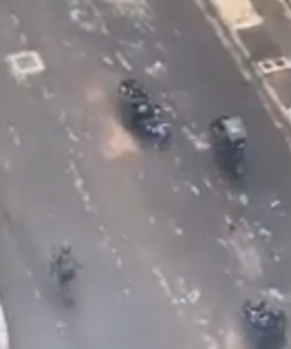 A Padrino se lo pasaron por “go”: GNB arrastra con su moto a un manifestante (VIDEO FUERTE)