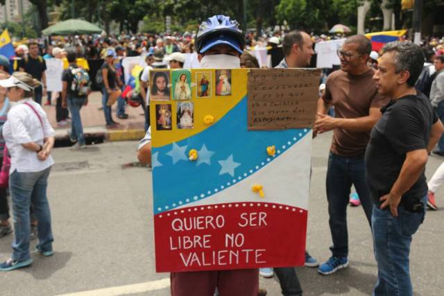 Oposición marcha desde Plaza Altamira al CNE este #7Jun / Foto Eduardo Ríos -LaPatilla.com