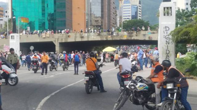 Reprimen a los manifestantes en Las Mercedes/ Foto: @milmanrique 
