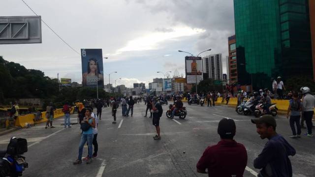 Reprimen a los manifestantes en Las Mercedes/ Foto: @milmanrique 