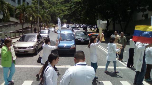 Médicos de Carabobo protestan por condiciones del sistema de salud en Venezuela // Foto @rafaelrumbosgil