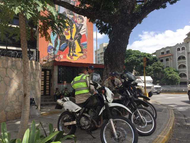 Funcionarios de la PNB esperan por la marcha opositora (Foto: Régulo Gómez / LaPatilla)