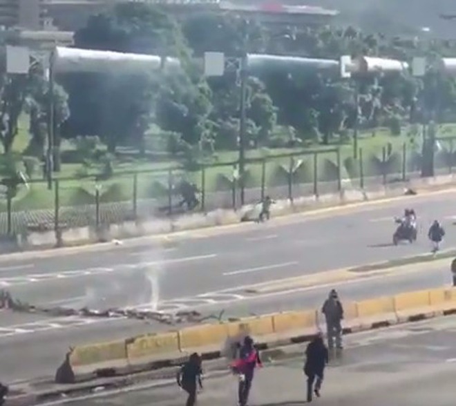 UN manifestante con UN objeto es el “asedio” del que habla Reverol (Video + Fotos)