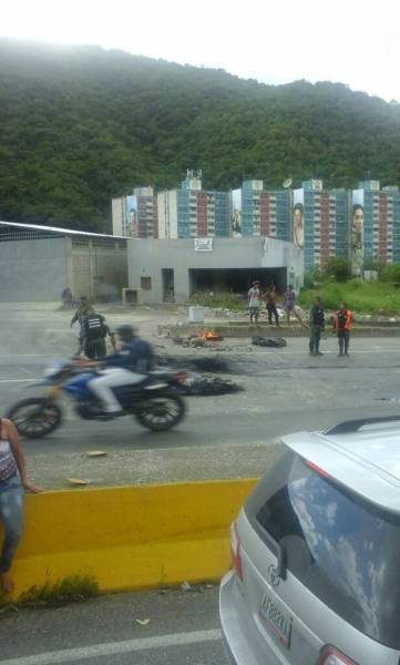 Protestan con barricadas en la autopista GMA (Foto: Patricia Medina / LaPatilla)