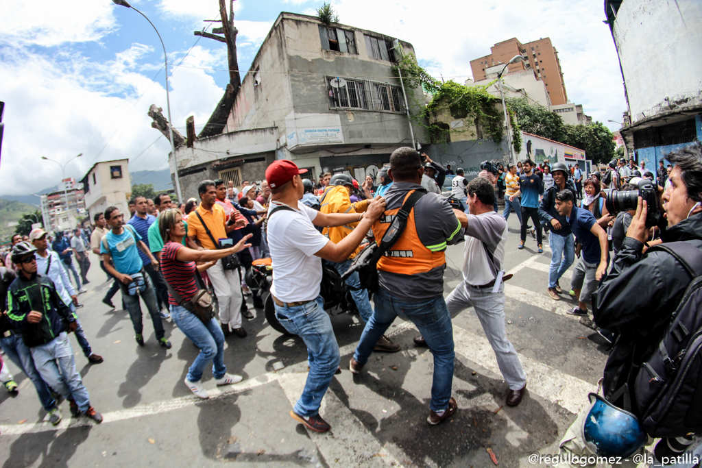 Colectivos “de paz” golpean, atropellan y amenazan a periodistas en los alrededores del TSJ (Videos)
