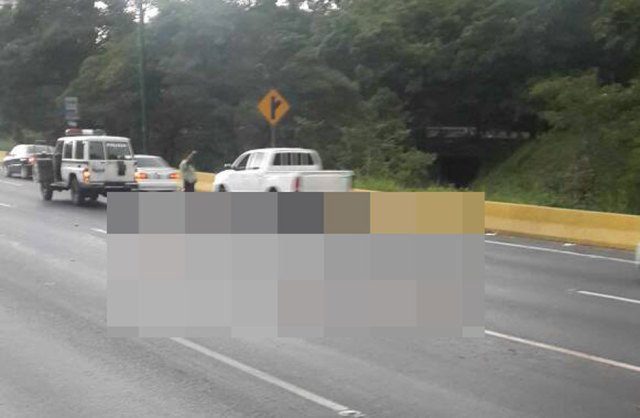 El cuerpo sin vida fue localizado en la autopista Francisco Fajardo de Caracas sentido Oeste. Foto: Román Camacho