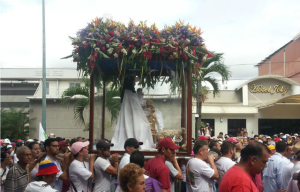 ¡Conmovedor! Entonan el Himno Nacional durante procesión de la Divina Pastora #15Jun (Video)