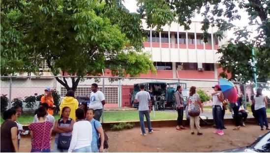  Amigos, dirigentes del movimiento estudiantil y representantes de la MUD acompañaron a las familias de los 11 arrestados arbitrariamente Foto @JesusMHD