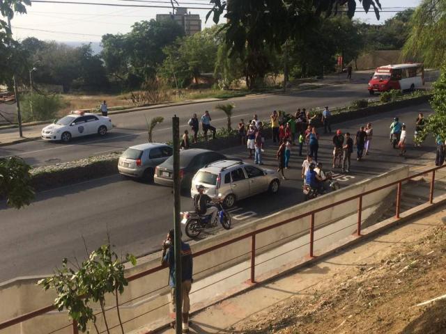 Habitantes de Macuto protestas por el desabastecimiento (Foto: @joseolivaresm)