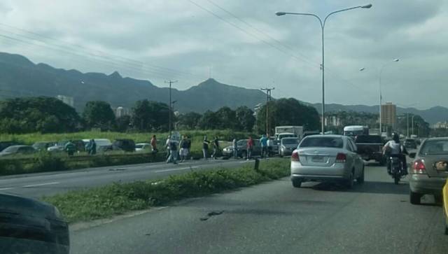 Foto: Protesta en el sector Tazajal del estado Carabobo / @gabytasuniaga