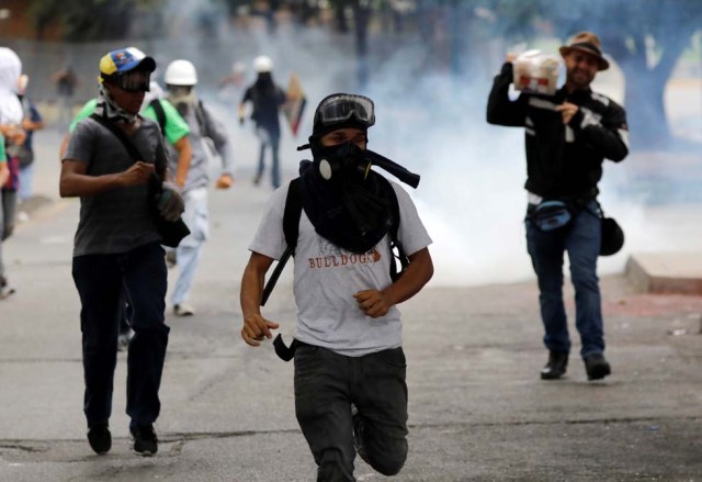 Cuerpos de seguridad redoblan la represión en las marchas. La resistencia sigue. REUTERS/Carlos Garcia Rawlins