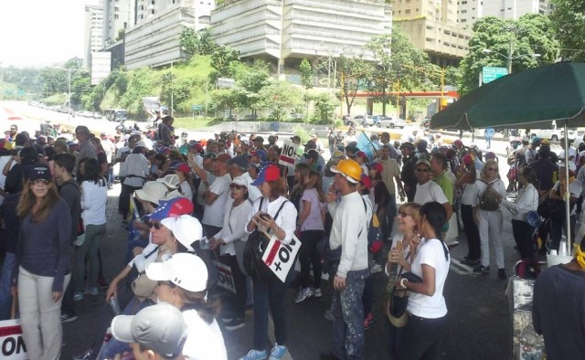 Manifestantes trancaron el Distribuidor Santa Fe / Foto @Analitica