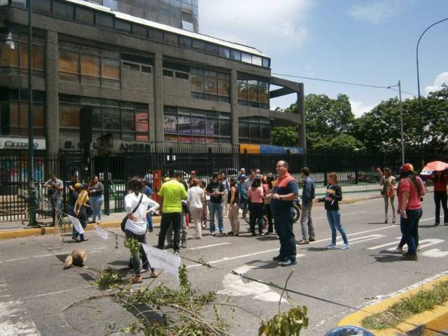 En la avenida Rómulo Gallegos (Miranda) también se cumplió el trancazo. Foto: @Daylijournal / LaPatilla.com