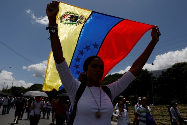 Un partidario de la oposición sostiene una bandera nacional durante una manifestación contra el gobierno del presidente venezolano Nicolás Maduro en Caracas, Venezuela el 1 de julio de 2017. REUTERS / Carlos Garcia Rawlins