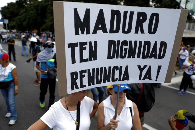 Los partidarios de la oposición mantienen un cartel que dice "¡Maduro, que tengan dignidad, renuncien ahora!", Durante una manifestación contra el gobierno del presidente venezolano, Nicolás Maduro, en Caracas, Venezuela el 1 de julio de 2017. REUTERS / Carlos Garcia Rawlins